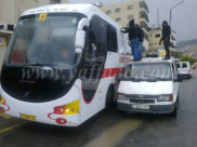 رشق حافلة يافية بالحجارة وسط مدينة نابلس بالضفة الغربية